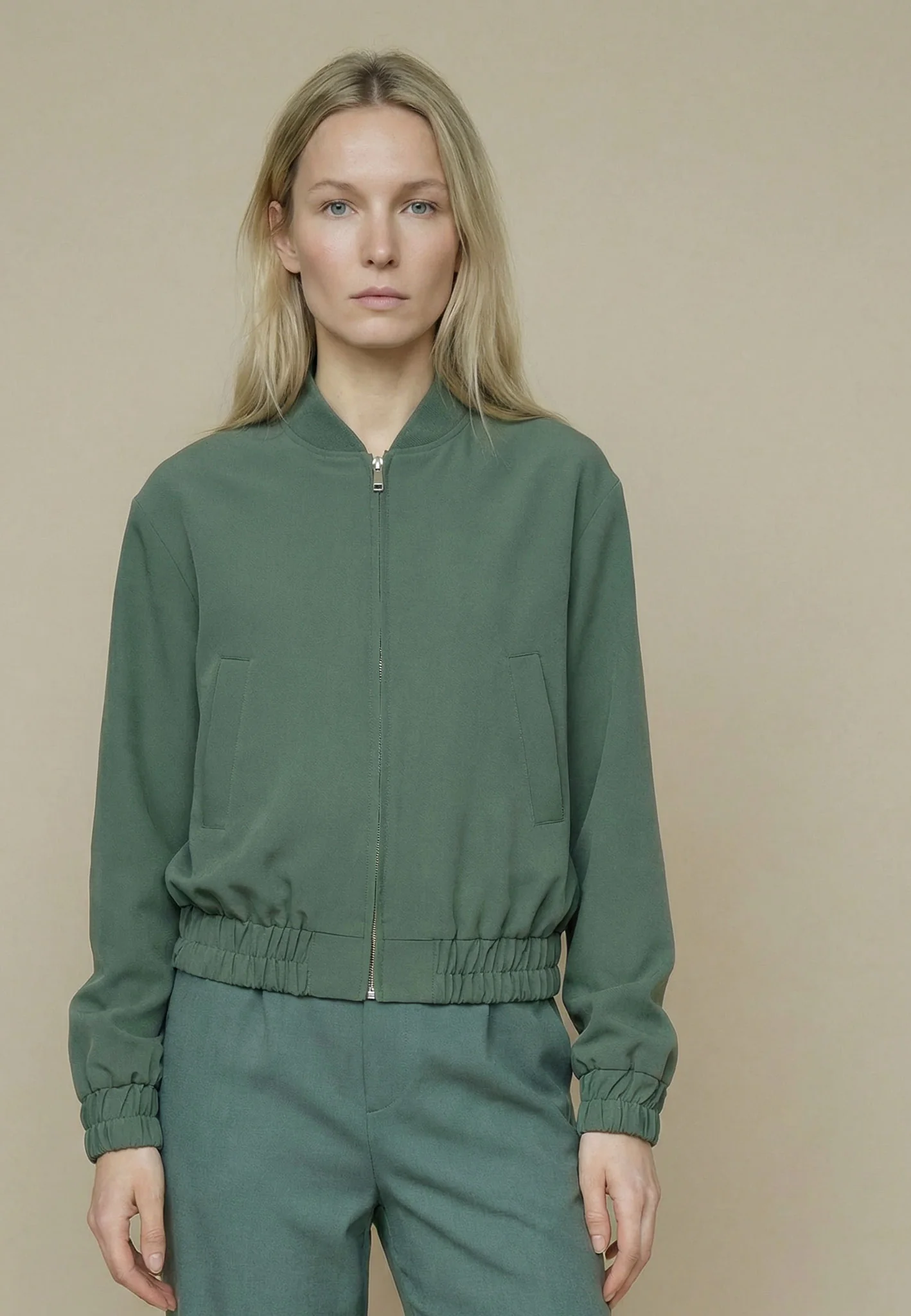 Bomberjacke aus Materialmix mit Reißverschluss und elastischen Abschlüssen - Image 7