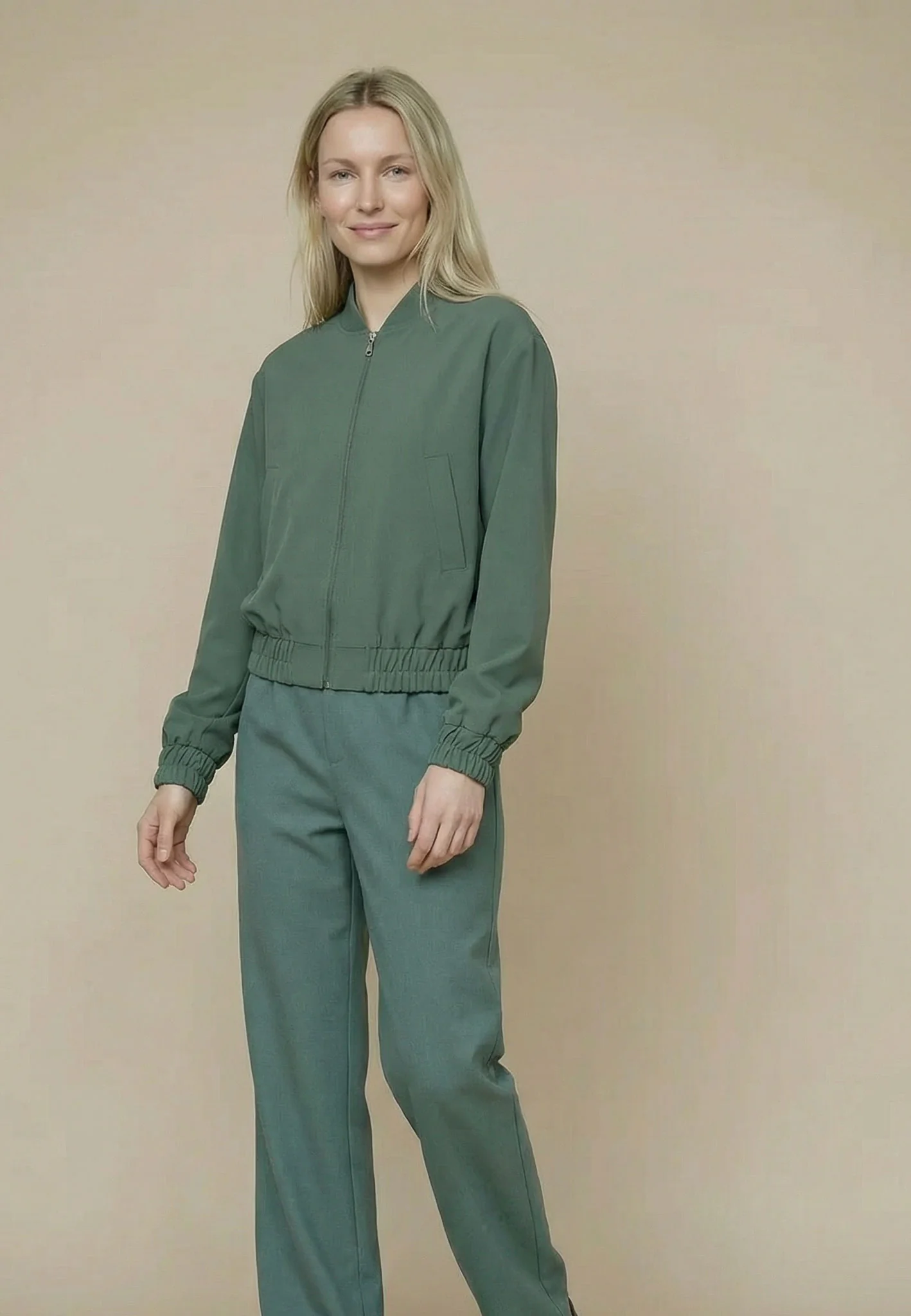 Bomberjacke aus Materialmix mit Reißverschluss und elastischen Abschlüssen - Image 9