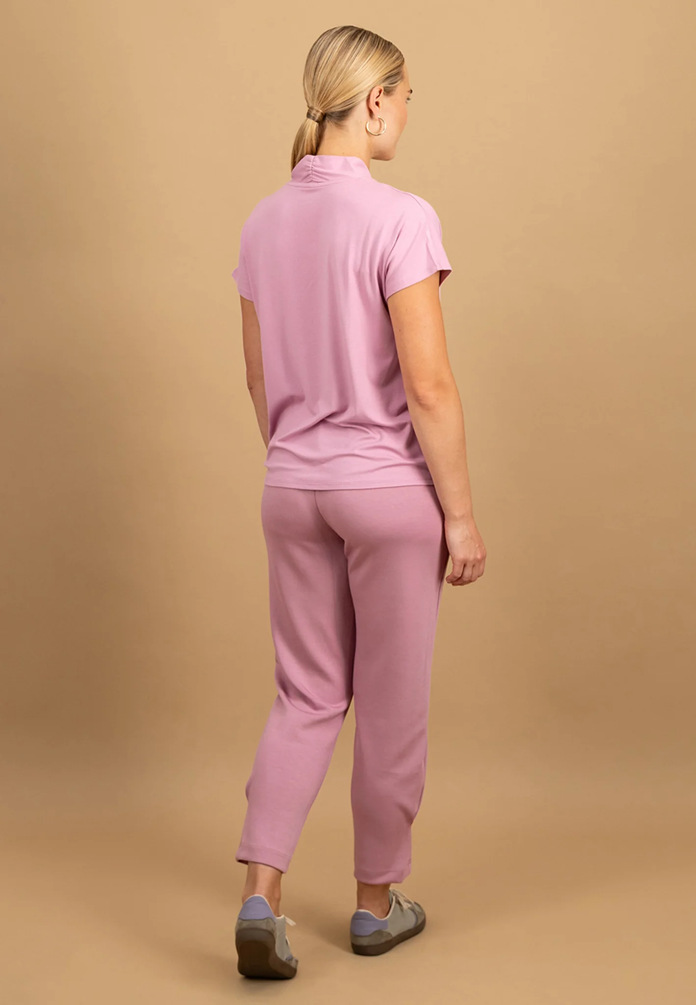 Shirt aus Viskose-Stretch mit V-Ausschnitt und überschnittenen Schultern - Image 3