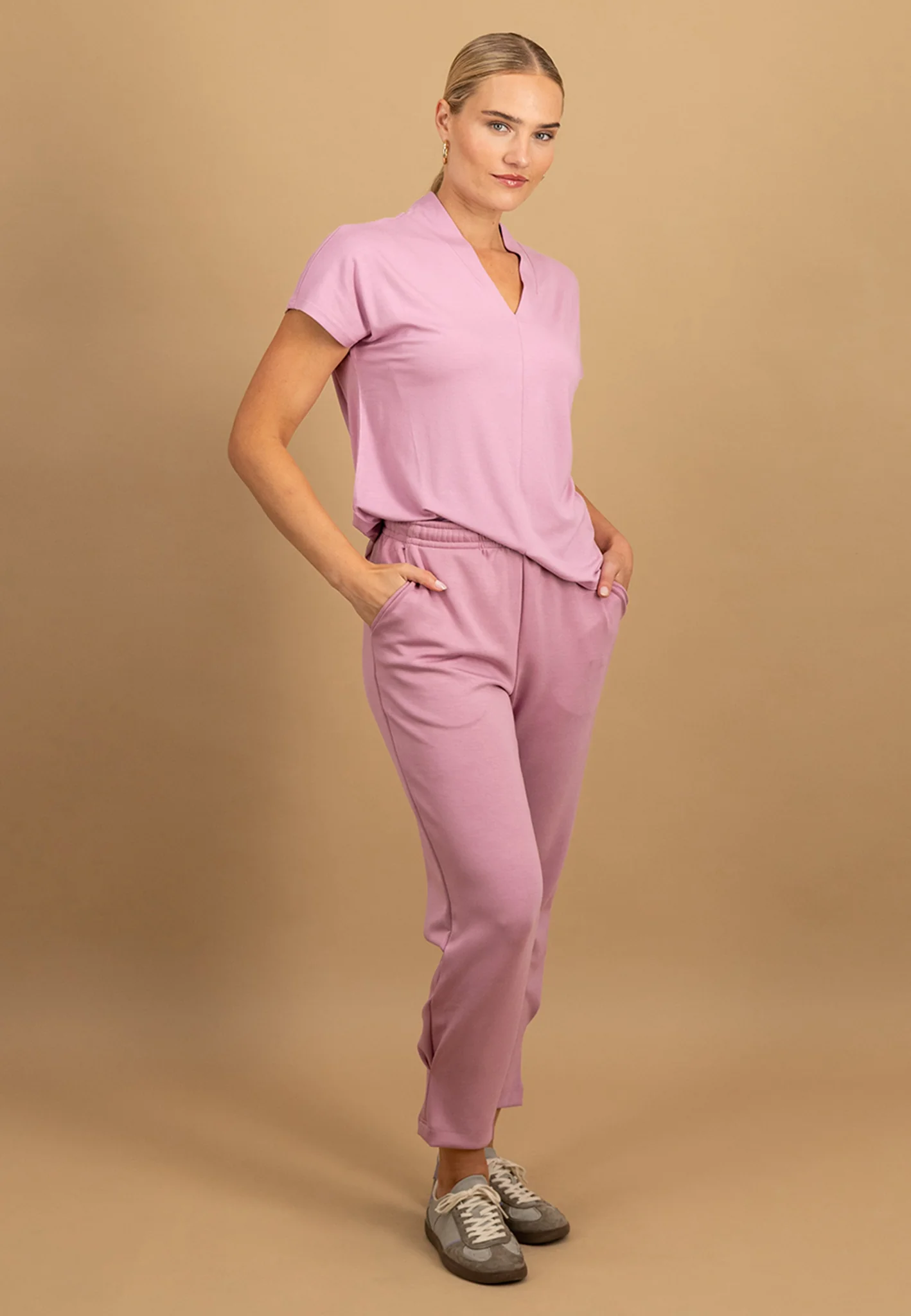 Shirt aus Viskose-Stretch mit V-Ausschnitt und überschnittenen Schultern - Image 4