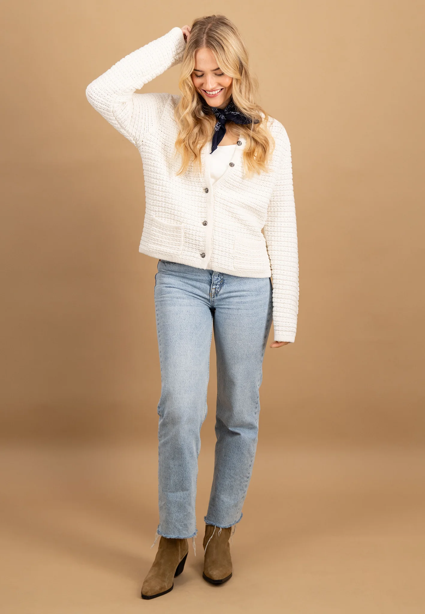 Strickjacke aus Baumwolle mit Strukturstrick und Rundhalsausschnitt - Image 4